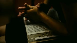 stock, hand, Bible, Spanish